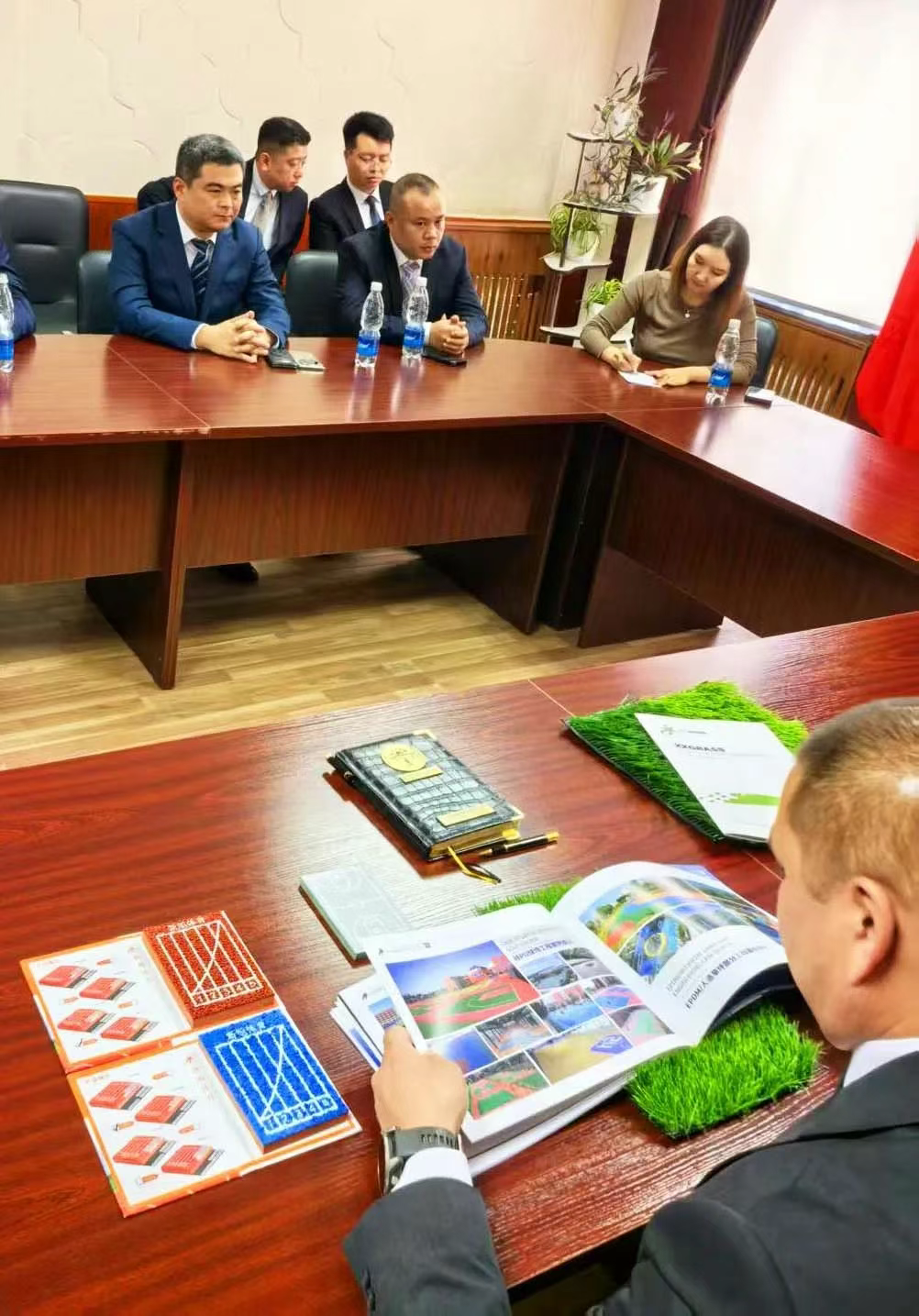 新旭体育塑胶跑道人造草坪硅pu篮球场epdm产品座谈会